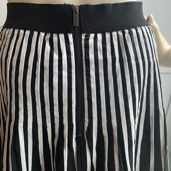 Women's A line skirt. Black & White size 6. - Picture 5 of 6